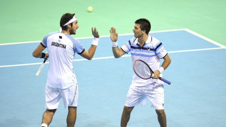 Leo Mayer y Carlos Berlocq festejan un punto ayer ante Bélgica.