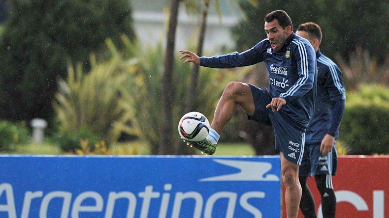 Carlos Tevez ocupará un lugar en el ataque argentino esta noche ante Paraguay.