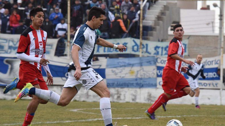 Mauro Villegas intenta un ataque en el partido que Jorge Newbery le ganó a Olimpia Juniors por 2-1.